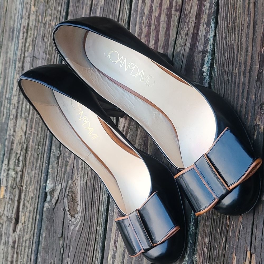 Joan & David black leather  bow pump with tan detail sz 9 N narrow EUC